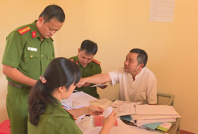  3. Nhận hối lộ, Thanh tra Sở Nội vụ bị quay video trong nhà nghỉ: Công an TP Buôn Ma Thuột bắt giam ông Trần Văn Tuệ (SN 1965, Thanh tra viên Sở Nội vụ tỉnh Đắk Lắk) về hành vi nhận hối lộ. Phát hiện bà Phương Thúy, nhân viên thiết bị trường học sử dụng bằng cấp 3 giả, Tuệ đòi chung chi 200 triệu nhưng bà Thúy đưa 15 triệu. Bà Thúy hẹn ông Tuệ tại nhà nghỉ, giả vờ gần gũi để 2 con trai quay lại video, đòi lại tiền, bỏ qua sự việc. Ông Tuệ kêu người đuổi theo, con bà Thúy trình báo công an.