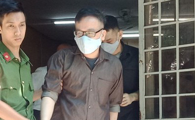  2. Túng tiền, trộm xe ô tô Camry bán lốp: TAND TP.HCM tuyên phạt Nguyễn Trung Dũng (sinh năm 1982, Hải Phòng) và Trần Duy Phúc (sinh năm 1986, Long An) mỗi bị cáo 12 năm tù và buộc bồi thường cho công ty Toyota Việt Nam hơn 163 triệu đồng. Hai người trộm xe ô tô mới tại bãi xe do công ty hai người làm bảo vệ trước đây trông giữ, gắn biển giả, đổi bốn bánh xe cùng một bánh dự phòng lấy loại rẻ hơn bán lấy 15 triệu đồng chia nhau tiêu xài. Cả hai bị bắt khi đang lưu thông tại quận 5.