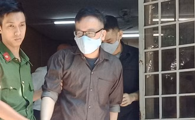  2. Túng tiền, trộm xe ô tô Camry bán lốp: TAND TP.HCM tuyên phạt Nguyễn Trung Dũng (sinh năm 1982, Hải Phòng) và Trần Duy Phúc (sinh năm 1986, Long An) mỗi bị cáo 12 năm tù và buộc bồi thường cho công ty Toyota Việt Nam hơn 163 triệu đồng. Hai người trộm xe ô tô mới tại bãi xe do công ty hai người làm bảo vệ trước đây trông giữ, gắn biển giả, đổi bốn bánh xe cùng một bánh dự phòng lấy loại rẻ hơn bán lấy 15 triệu đồng chia nhau tiêu xài. Cả hai bị bắt khi đang lưu thông tại quận 5.