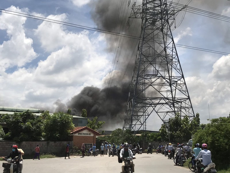  6. Gần 100 cảnh sát ứng cứu xưởng gỗ cháy: Cảnh sát Phòng cháy chữa cháy tỉnh Bình Dương đã khống chế vụ cháy xảy ra tại Công ty TNHH Good Wood Việt Nam (sản xuất đồ gỗ, bọc nệm ghế) tại phường Bình Chuẩn, TP Thuận An. Theo các nhân chứng, vụ cháy được phát hiện khoảng 10h30 sáng cùng ngày. Công an tỉnh Bình Dương đã huy động 13 xe chữa cháy, gần 100 chiến sĩ tăng cường từ các khu vực lân cận như TP Thủ Dầu Một, huyện Dĩ An, Tân Uyên tới ứng cứu.