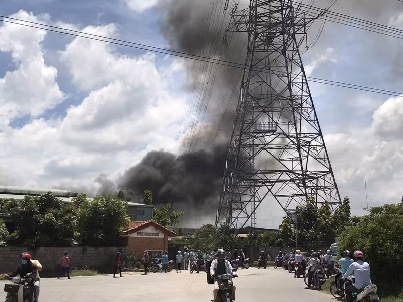  6. Gần 100 cảnh sát ứng cứu xưởng gỗ cháy: Cảnh sát Phòng cháy chữa cháy tỉnh Bình Dương đã khống chế vụ cháy xảy ra tại Công ty TNHH Good Wood Việt Nam (sản xuất đồ gỗ, bọc nệm ghế) tại phường Bình Chuẩn, TP Thuận An. Theo các nhân chứng, vụ cháy được phát hiện khoảng 10h30 sáng cùng ngày. Công an tỉnh Bình Dương đã huy động 13 xe chữa cháy, gần 100 chiến sĩ tăng cường từ các khu vực lân cận như TP Thủ Dầu Một, huyện Dĩ An, Tân Uyên tới ứng cứu.