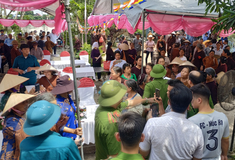 Nhiều phật tử phản đối quyết định phân công nhân sự về tiếp quản chùa Nga Hoàng và muốn giữ cho sư Toàn quay trở lại.