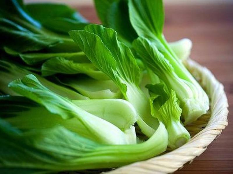 Cải thìa giàu vitamin A và C, ngoài ra còn có canxi và chất xơ. Bạn có thể xào cải thìa với tỏi thành món ăn thơm ngon, dễ ăn lại có thể giúp tăng thêm chiều cao một cách đáng kể.