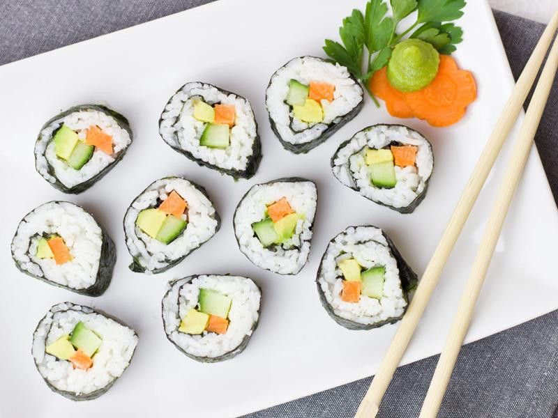 Rong biển giàu canxi, chất xơ và cả i-ốt, tốt cho hoạt động tuyến giáp, từ đó giúp cải thiện chiều cao. Để đổi mới bữa cơm hàng ngày, bạn có thể làm món cơm cuộn rong biển hay nấu một bát canh rong biển để bổ sung thêm canxi vào cơ thể.