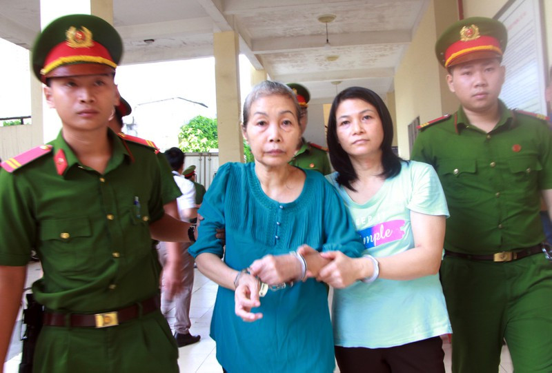 Bị cáo Tâm Huyên với khung hình phạt 19 năm tù cho 2 tội “giết người” và “không tố giác tội phạm”. Riêng bị cáo Trịnh Thị Hồng Hoa, mẹ của nữ chủ mưu Thiên Hà chịu mức án 13 năm tù.