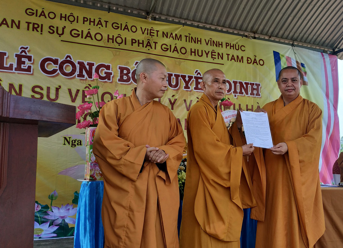 Đại đức Thích Thanh Phương (bìa phải) trao quyết định quyền quản lý chùa Nga Hoàng cho Đại đức Thích Huệ Tịnh