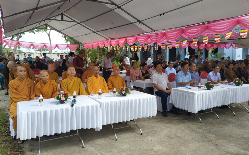 Đại diện của GHPGVN tỉnh Vĩnh Phúc, chính quyền địa phương và đông đảo phật tử đến dự buổi lễ công bố