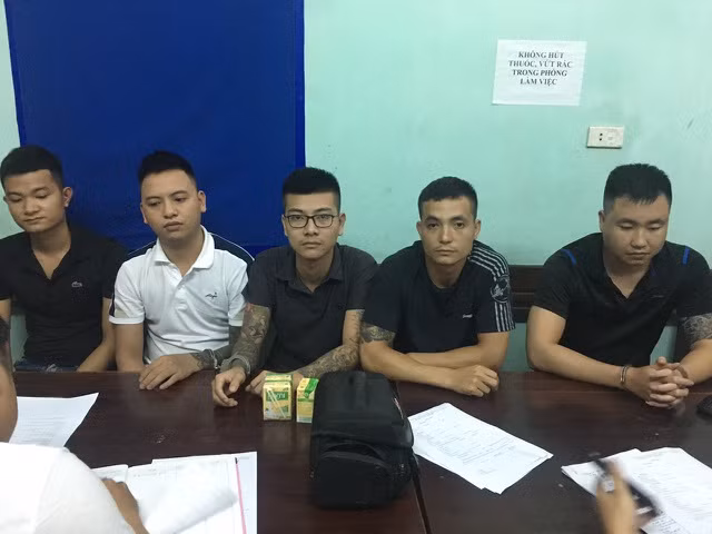 6. Ông chủ bỏ chạy, 5 kẻ làm thuê cơ sở cho vay nặng lãi bị khởi tố: Công an thành phố Vĩnh Yên (tỉnh Vĩnh Phúc) ra quyết định khởi tố vụ án, tạm giam đối với 5 đối tượng làm thuê cho cơ sở hỗ trợ tài chính Hoàng Phúc 3, ở phường Liên Bảo về tội “Cho vay lãi nặng trong giao dịch dân sự". Cơ sở Hoàng Phúc 3 cho vay với lãi suất từ 4.000đ đến 5.000 đồng/1 triệu/ngày, tương đương với 144% đến 180%/năm. Hiện “ông chủ” D. đã bỏ trốn khỏi địa phương.