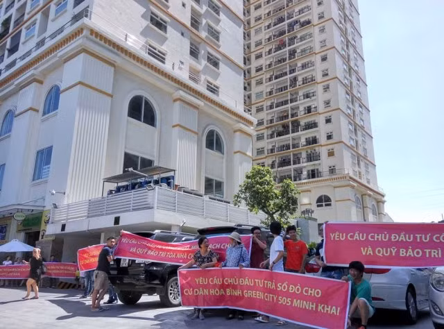 9. Thanh tra bàn giao quỹ bảo trì chung cư dát vàng: UBND TP Hà Nội giao vừa có văn bản đề nghị thanh tra việc bàn giao quỹ bảo trì tại chung cư Hoà Bình Green City (505 Minh Khai, quận Hai Bà Trưng). Chung cư này do Công ty TNHH Hòa Bình làm chủ đầu tư, bàn giao cho cư dân từ năm 2014, đến nay vẫn chưa bàn giao quỹ bảo trì cho Ban quản trị với số tiền khoảng 41 tỷ đồng. Đây là chung cư được quảng cáo dát vàng nhiều thiết bị trong căn hộ. >>> Mời bạn đọc xem thêm video: Đối tượng 68 tuổi nhiều lần xâm hại bé gái 8 tuổi | VTC14