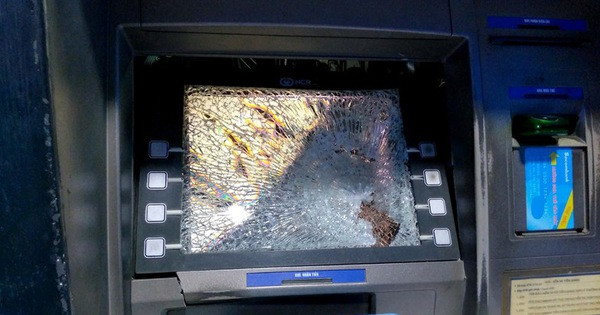 5. Đập vỡ ATM vì không rút được tiền: Công an quận 12 (TPHCM) đang xử lý Lê Luân Em (sinh năm 1989, quê Bạc Liêu, tạm trú quận 12) về hành vi cố ý làm hư hỏng tài sản. Em đi nhậu về và vào cây ATM rút tiền, do bấm sai mật khẩu nên máy không nhả tiền, nuốt luôn thẻ. Em bực nên về nhà lấy búa đập bể cửa kính phòng ATM và đập vỡ màn hình máy ATM.