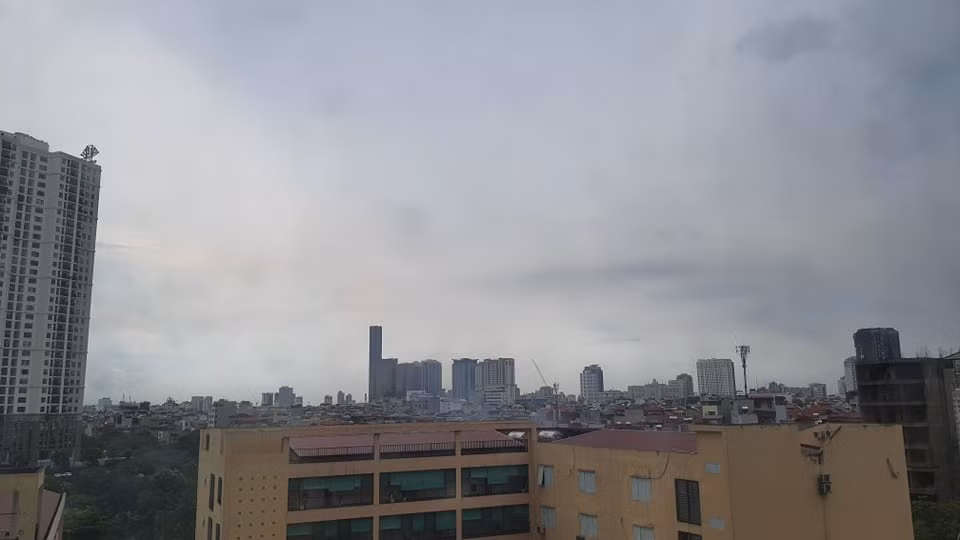 Dang nang gat, troi Ha Noi bong xam xit sap mua dong lon-Hinh-4