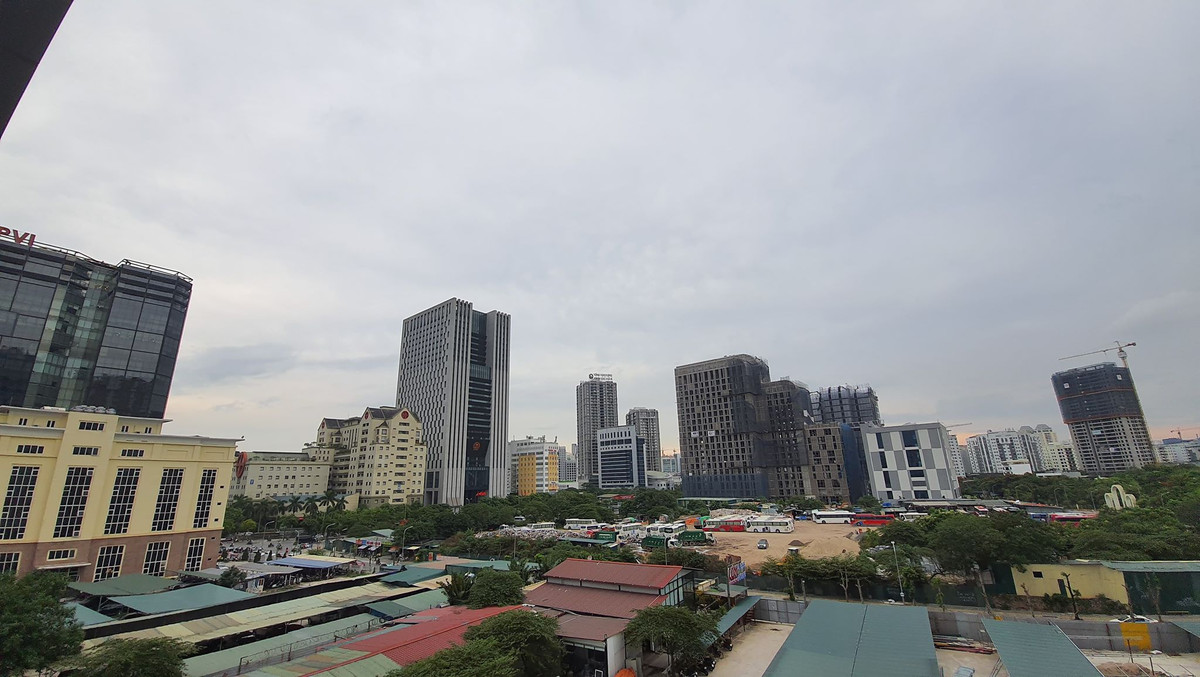 Dang nang gat, troi Ha Noi bong xam xit sap mua dong lon