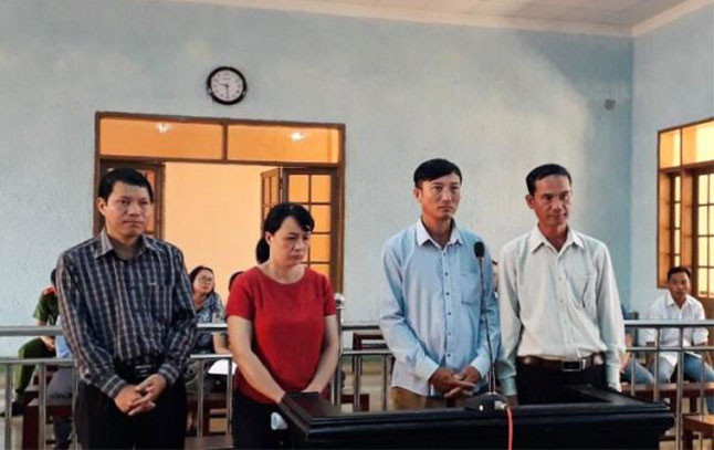 Chánh văn phòng huyện cùng thuộc cấp hầu toà vì thiếu trách nhiệm trong công tác Chanh van phong huyen cung thuoc cap hau toa vi thieu trach nhiem trong cong tac