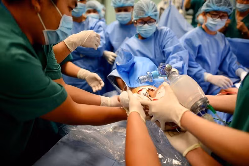  Hai bé Trúc Nhi - Diệu Nhi đã tỉnh sau ca phẫu thuật tách dính: Trưa 16/7, đại diện Bệnh viện (BV) Nhi đồng Thành phố (TP.HCM) cho hay hai bé đã tỉnh. Hai bé đang được tiếp tục cho dùng an thần nhẹ để không tỉnh ngay, tránh giảm đau sau ca mổ. Trúc Nhi và Diệu Nhi vẫn còn phải thở nội khí quản. Dù 2 bệnh nhi đã tỉnh nhưng vẫn dùng an thần nhẹ, vì nếu để tỉnh ngay các bé sẽ còn đau nhiều. Ngoài ra, Trúc Nhi và Diệu Nhi cũng chưa được rút nội khí quản.