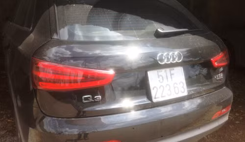 Dang hi hung vi vat guong xe Audi, trom bi CSGT tom-Hinh-2