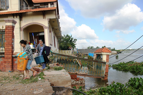 Phut kinh hoang nha dan sap xuong song Sai Gon giua dem-Hinh-8