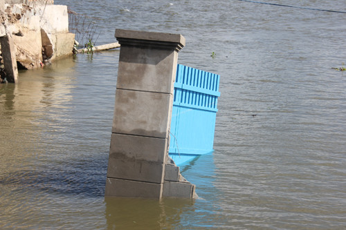 Phut kinh hoang nha dan sap xuong song Sai Gon giua dem-Hinh-4