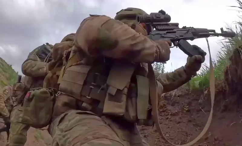 Thứ nhất. Có thể Bộ chỉ huy Lực lượng Vũ trang Nga đang thực hiện một kịch bản tương tự như "Krynka 2.0". Khi đó, Ukraine trong nỗ lực giữ một đầu cầu nhỏ bé trên bờ trái sông Dnieper, đã mất một số lượng lớn binh sĩ, bao gồm cả các lực lượng tinh nhuệ. Cuối cùng, vào tháng 5 - 6 năm ngoái, họ đã phải tháo chạy khỏi địa điểm thất bại này mà không đạt được bất cứ điều gì. Ảnh: Top War