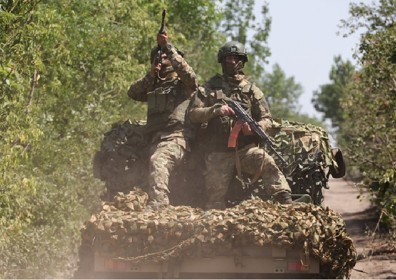 Và giờ đây, Kiev tiếp tục đưa các lực lượng dự bị ngày càng suy giảm vào để giữ vững đầu cầu Kursk. Quân Nga đang làm tiêu hao lực lượng đối phương không chỉ trên dải đất bị siết chặt trong vùng Kursk mà còn ở các hướng tiến vào vùng Sumy. Trong khi đó, binh sĩ Nga chịu tổn thất tối thiểu với chiến thuật này. Ảnh: RIA Novosti