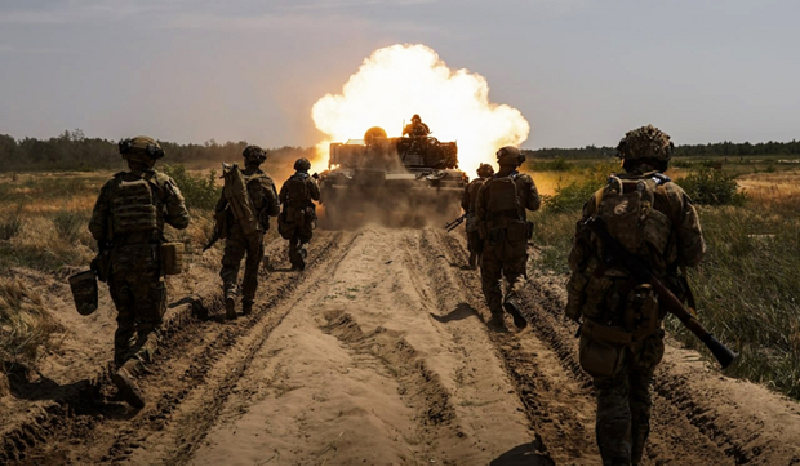 Và cuối cùng, không thể loại trừ yếu tố chính trị. Các cuộc đàm phán ngừng bắn giữa Mỹ - Nga - Ukraine đang diễn ra. Ông Zelensky từng hy vọng dùng các vùng lãnh thổ bị chiếm đóng ở Kursk như một “quân bài” trong các cuộc đàm phán, và có thời điểm con số này lên đến khoảng 1.450 km2. Ảnh: TASS