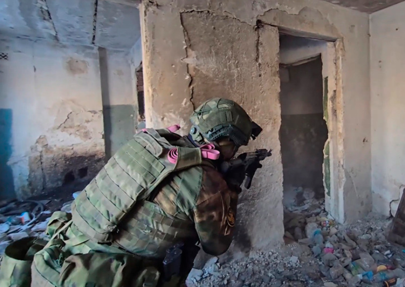 Cũng có khả năng các đơn vị "phía Bắc" đã chiến đấu trong nhiều tháng qua phần lớn đã được rút về để nghỉ ngơi. Hiện tại chỉ còn lại một lực lượng trực chiến đủ để kiểm soát tình hình nhưng không đủ cho một cuộc tấn công quy mô lớn. Hơn nữa, sau khi giải phóng hoàn toàn Kursk, việc tiếp tục tiến công về phía tây trên một mặt trận rộng lớn để tạo vùng đệm an ninh gần biên giới Nga sẽ là điều tất yếu. Ảnh: Bộ Quốc phòng Nga