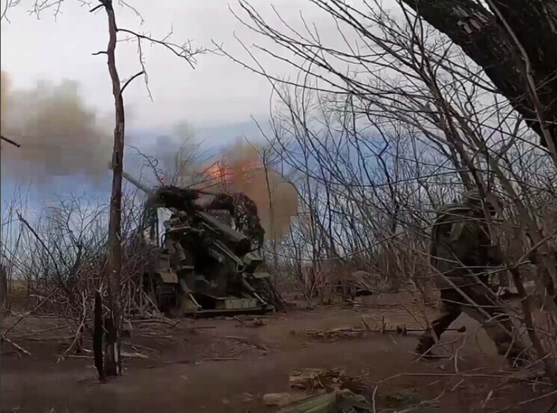 Nhưng đó không phải là vấn đề chính. Nhiều người, hay đúng hơn là đại đa số người Nga, có một câu hỏi hợp lý: tại sao Lực lượng Vũ trang Nga không thể tiêu diệt hoàn toàn tàn dư của quân đội Ukraine ở khu vực biên giới Kursk bằng một đòn tấn công mạnh mẽ hoặc nhiều đòn hoặc hoàn toàn đẩy lùi đối phương ra ngoài biên giới quốc gia? Và ở đây xuất hiện một số giả thuyết về câu trả lời. Ảnh: Bộ Quốc phòng Nga