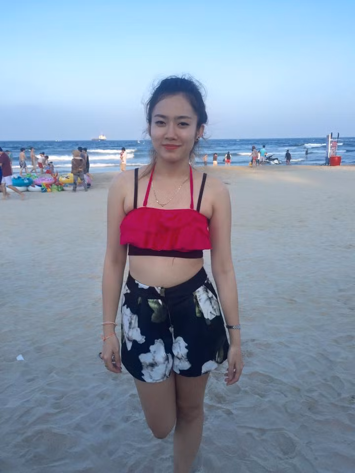 Ket Ko Sơn cao 1m67 và có khuôn mặt rất xinh đẹp. Nhờ lợi thế về ngoại hình, tính cách thú vị và nhiều tài lẻ, cô nàng hot girl Lào 9X này từng giành danh hiệu Á khôi của trường Đại học Dược hồi năm 2014. Những cuộc thi trong trường học, những chuyến du lịch, những lần đi ăn uống với bạn bè… khiến Ket Ko Son thêm yêu, gắn bó hơn với Việt Nam.