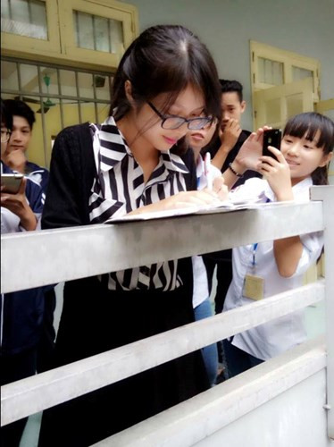 Theo chia sẻ của các học sinh, cô giáo hot girl tên Phương Anh, là giáo viên mới giảng dạy ở trường THPT chuyên Hưng Yên trong khoảng gần 1 năm nay. Nhiều dân mạng khen ngợi vẻ đẹp của cô giáo chuyên Hưng Yên, ban đầu lầm tưởng cô chỉ là một giáo viên thực tập nhưng sau đó đã bất ngờ khi biết cô là giáo viên chính thức và giảng dạy môn Toán.