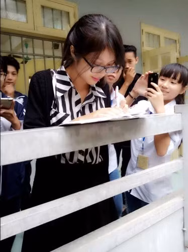 Theo chia sẻ của các học sinh, cô giáo hot girl tên Phương Anh, là giáo viên mới giảng dạy ở trường THPT chuyên Hưng Yên trong khoảng gần 1 năm nay. Nhiều dân mạng khen ngợi vẻ đẹp của cô giáo chuyên Hưng Yên, ban đầu lầm tưởng cô chỉ là một giáo viên thực tập nhưng sau đó đã bất ngờ khi biết cô là giáo viên chính thức và giảng dạy môn Toán.