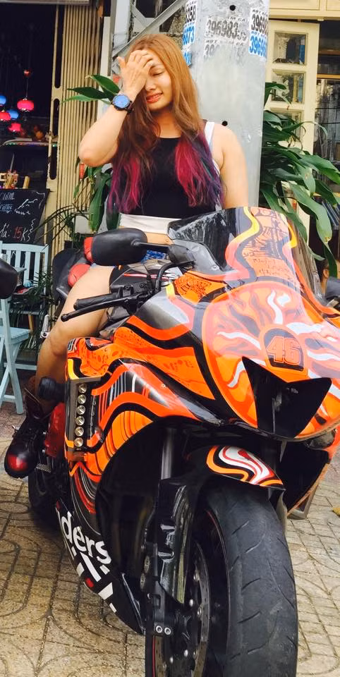 Ngoài những lời khen, trầm trồ về khả năng của Ngọc Yến, những người đam mê xe côn tay, xe phân khối lớn, một số biker có thể dễ dàng nhận ra cô gái Sài thành này. Ngọc Yến là một 8X mê xe phân khối lớn, là một nữ biker hiếm hoi ở Việt Nam và được biết đến với nickname Ớt hiểm.