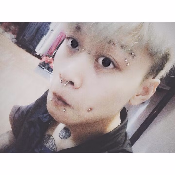 Tuy nhiên với niềm đam mê và sở thích đặc biệt, Jean Luc dần khiến gia đình tin tưởng hơn. Hiện tại dù đã sở hữu đến 75 lỗ xỏ khuyên trên cơ thể nhưng bản thân Jean Luc vẫn sống rất thoải mái, ôn hoà với gia đình và có một cuộc sống chìm đắm trong đam mê, sở thích từ nhỏ.