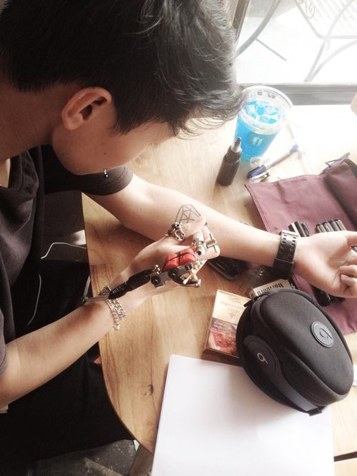 Ngoài xỏ khuyên, Jean Luc còn rất thích xăm mình. Anh chàng sở hữu không ít hình xăm trên người và cũng có thể tự cầm kim xăm cho mình và người khác.