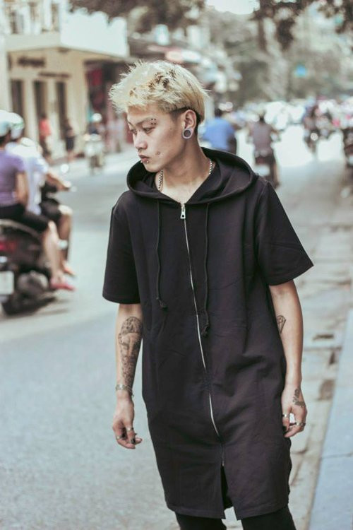 Đơn giản được sống với đam mê, sở thích của mình nhưng Jean Luc cũng không để cái tôi của mình lên quá cao. Khi ra ngoài, anh chàng này luôn tỏ ra thân thiện với mọi người, thường chủ động bắt chuyện với người ngoài bởi đã hiểu rõ sự e dè, đề phòng của người khác khi nhìn thấy diện mạo của mình từ lâu.