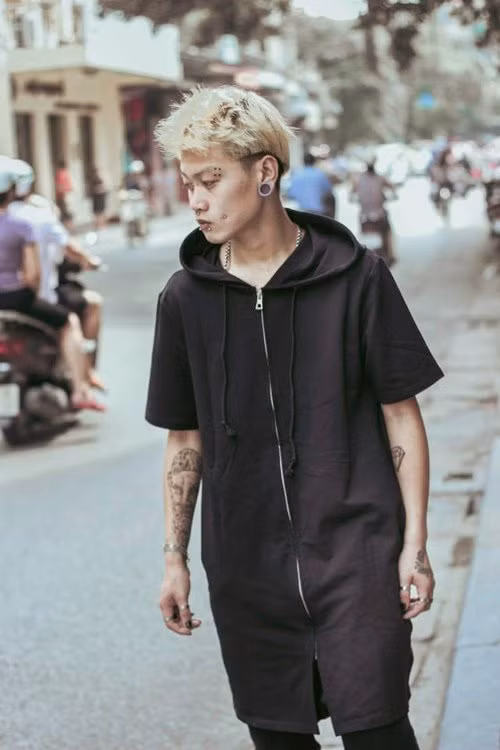 Đơn giản được sống với đam mê, sở thích của mình nhưng Jean Luc cũng không để cái tôi của mình lên quá cao. Khi ra ngoài, anh chàng này luôn tỏ ra thân thiện với mọi người, thường chủ động bắt chuyện với người ngoài bởi đã hiểu rõ sự e dè, đề phòng của người khác khi nhìn thấy diện mạo của mình từ lâu.