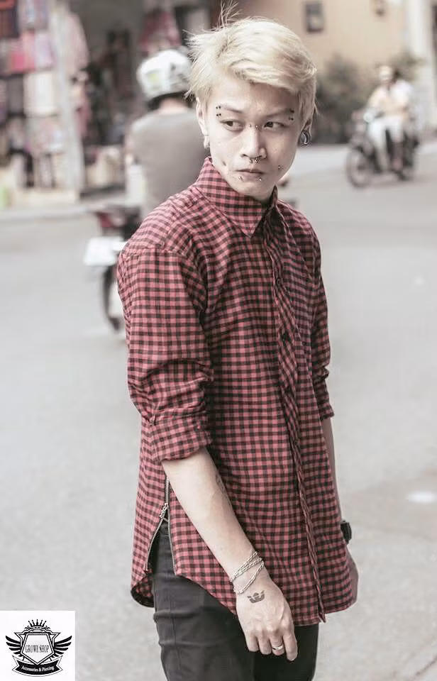 Hiện tại Jean Luc đang làm công việc của một thợ xỏ khuyên chuyên nghiệp. Không chỉ "đục lỗ" trên lưng, bụng, ngực... chàng trai gốc Việt còn không ngại xỏ khuyên cả trên mặt, mũi, trán và... lưỡi, má trong, má ngoài. Nhìn vẻ bề ngoài có thể thấy Jean Luc khá bặm trợn nhưng thực chất anh lại chàng trai rất ôn hoà, sống tình cảm.