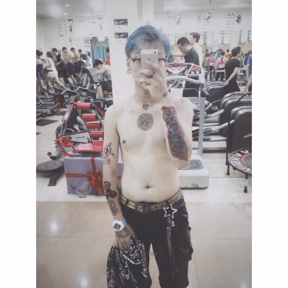 Chính tính cách và kiểu hành xử này đã giúp Jean Luc cân bằng được cuộc sống của mình. Anh vẫn hết mình với đam mê nhưng cũng không gây khó chịu, ác cảm thực sự cho bất kỳ ai. Tiệm xỏ khuyên của Jean Luc cũng được nhiều bạn trẻ tìm đến bởi chất lượng và ở đó luôn có một người xỏ khuyên rất "chịu chơi".