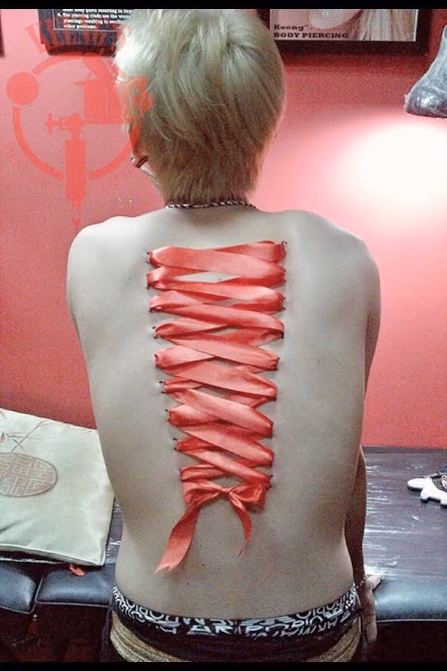 Lớn lên, chàng trai gốc Hà Nội xỏ nhiều khuyên hơn. Gần đây Jean Luc là gương mặt trẻ được giới thiệu trên một số trang tin với hàng khuyên tròn đâm xuyên da thịt trên lưng, xếp thành hàng "chỉ nhìn cũng đã thấy đau".