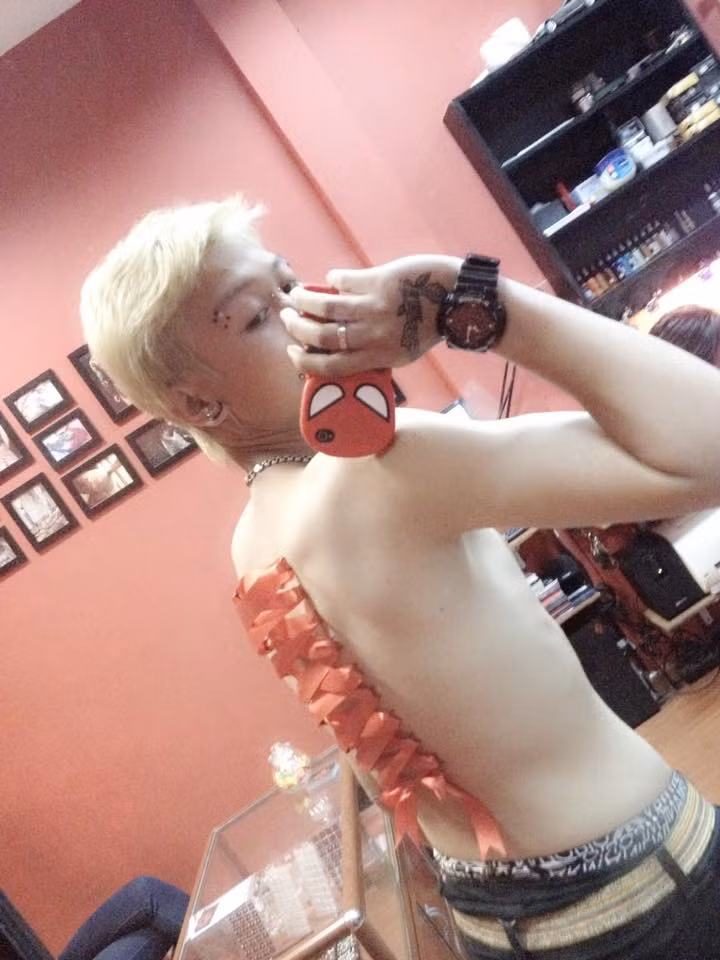 Không chỉ xỏ khuyên lưng, Jean Luc còn buộc nơ, đan các lỗ khuyên vào với nhau bằng một sợi dây vải mềm. Hiện tại nhìn tấm lưng của Jean Luc, không ít bạn trẻ phải rùng mình, hoảng sợ và khâm phục mức độ "chịu chơi" của chàng trai gốc Việt này.