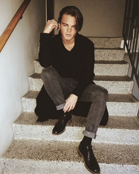 Hot boy pha rượu gây sốt vì quá giống Leonardo DiCaprio Hot boy pha ruou gay sot vi qua giong Leonardo DiCaprio