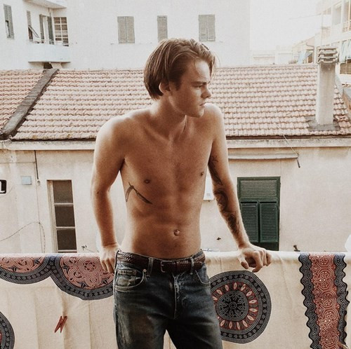 Chàng bartender trẻ tuổi cho rằng việc mọi người liên tục nhầm lẫn anh với Leo thật sự tồi tệ. Nói trên một trang báo nước ngoài, Konrad Annerud bộc bạch: “Trong chuyến du lịch tại Ý vào năm ngoái, đã có rất nhiều phụ nữ thốt lên “Leo!” khi nhìn thấy tôi và lao tới chụp ảnh cùng. Mọi thứ cực kì hỗn loạn. Thậm chí tôi chỉ muốn cạo đầu mình đi luôn. Đó là lần đầu tiên tôi trải qua một chuyện điên rồ đến thế”.