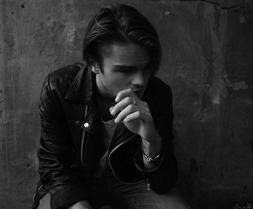 Dân mạng thì đùa vui rằng Konrad Annerud là anh em sinh đôi của Leo và tài khoản Instagram của chàng hot boy pha rượu đẹp trai này đã có đến hơn 125 nghìn người theo dõi. Con số này tăng đột biến khiến chủ nhân cũng ngỡ ngàng.