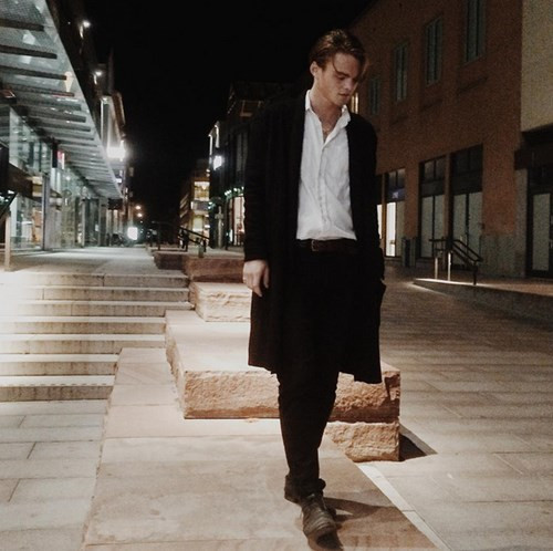 Chàng bartender bảnh trai Konrad Annerud một trong số khá nhiều bạn trẻ gặp phải những phiền phức từ việc có ngoại hình giống sao nổi tiếng.