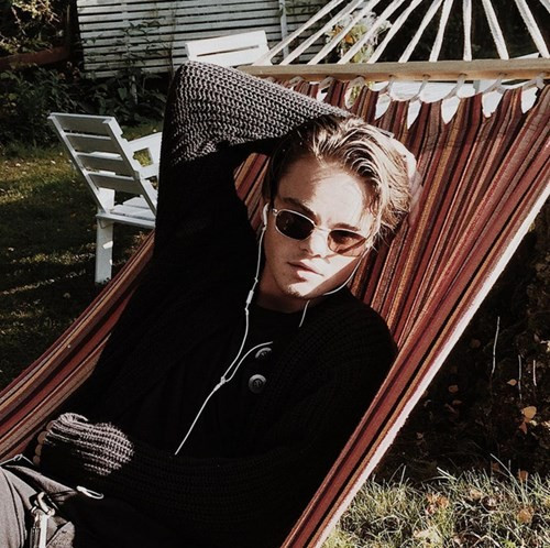 Anh chàng giống hệt Leo tên thật là Konrad Annerud, là một hot boy pha rượu, bartender ở một hộp đêm. Konrad Annerud sở hữu khuôn mặt bảnh trai, lãng tử và mái tóc vàng đặc trưng, giống hệt Leonardo DiCaprio.