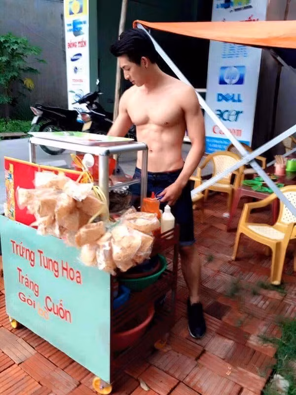 Vài ngày qua, hình ảnh một anh chàng đẹp trai, bụng 6 múi đứng ban bánh tráng khiến dân mạng Việt như đứng ngồi không yên. Trên nhiều fanpage nổi tiếng, các cô gái trẻ không ngừng hú hét, như phát cuồng với vẻ đẹp của anh chàng " hot boy bánh tráng" còn chưa rõ danh tính. Nhiều dân mạng bỏ công, tốn nhiều ngày để truy tìm anh chàng đẹp trai như soái ca trong truyện ngôn tình này.