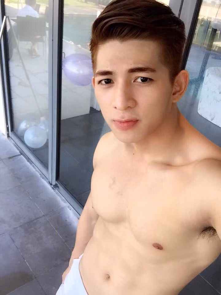 Sau vài ngày tìm kiếm, cuối cùng dân mạng Việt cũng phát hiện ra danh tính, có được nhiều thông tin cá nhân, đời tư của chàng hot boy bánh tráng bụng 6 múi. Theo tìm hiểu anh chàng đẹp trai, thân hình chuẩn khiến các cô gái phát cuồng trong vài ngày qua tên thật là Trần Hoàng Đạt, sinh năm 1993, quê gốc Gia Lai và đang sinh sống, học tập tại TP HCM.