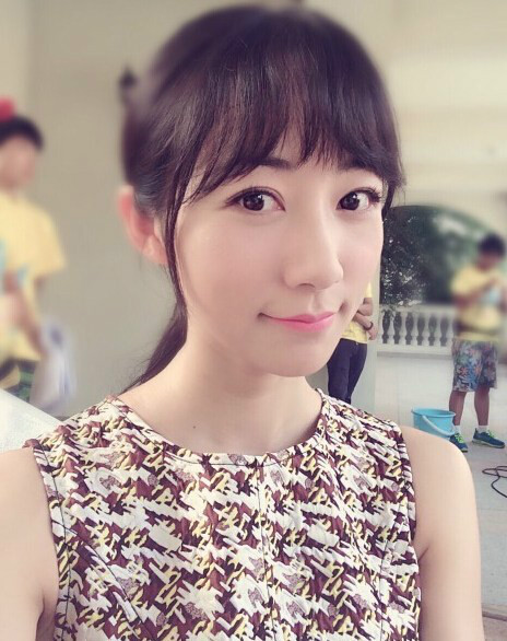 Trước việc thường xuyên bị sinh viên, học viên chụp ảnh lén trong lớp, nữ giảng viên xinh đẹp không trách móc mà chỉ nhắc nhở khéo léo qua câu trả lời báo chí: “Tôi hy vọng sinh viên của mình có thể chuyên tâm vào việc học, thể hiện bản lĩnh của mình trên lớp”.