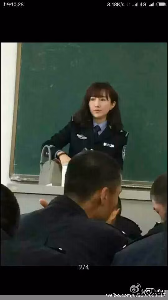 Theo tìm hiểu, “nữ thần giảng đường” gây sốt mạng Trung Quốc là một Thạc sĩ, giảng viên dạy môn tiếng Anh của trường Học viện Cảnh sát Hà Nam, Trung Quốc. Tuy nhiên hiện vẫn chưa có bất kỳ thông tin nào khác về tên, tuổi, đời thường của nữ giảng viên này.