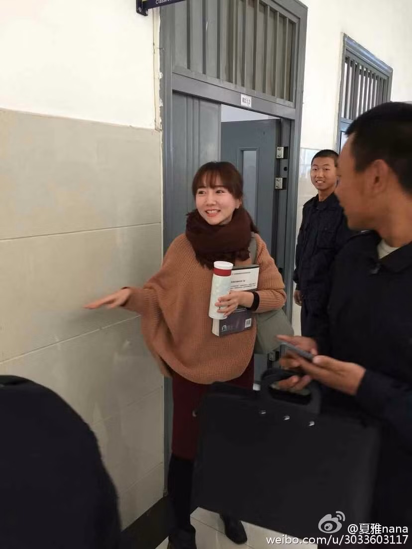 Trước vô số bài đăng hình ảnh cô giáo trường cảnh sát tràn ngập mạng xã hội, nữ diễn viên Hàn Tuyết cũng vui vẻ và khiêm tốn bình luận: “Đúng vậy, tôi quả thật rất giống cô ấy!”.