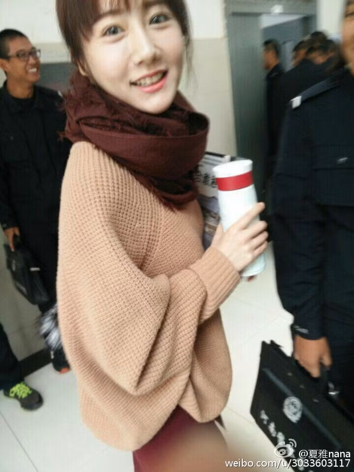 Trước sự quan tâm của cộng đồng mạng Trung Quốc, cô giáo hot girl dù có nhận lời mời trả lời phỏng vấn của báo chí nhưng vẫn quyết không chịu hé lộ nhiều thông tin về bản thân mình.