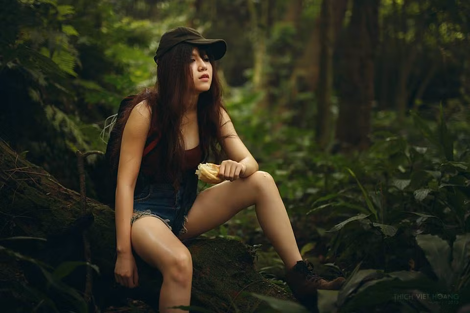 9X Thái Nguyên Nguyễn Ngọc Bích là nhân vật chính trong bộ ảnh mới của nhiếp ảnh gia trẻ Nguyễn Việt Hoàng. Trong bộ ảnh này, Ngọc Bích đã khoe cá tính độc dị, những ý thích điên rồ của mình khiến người xem khó hiểu nhưng vẫn rất tò mò. Ảnh: Nguyễn Việt Hoàng.